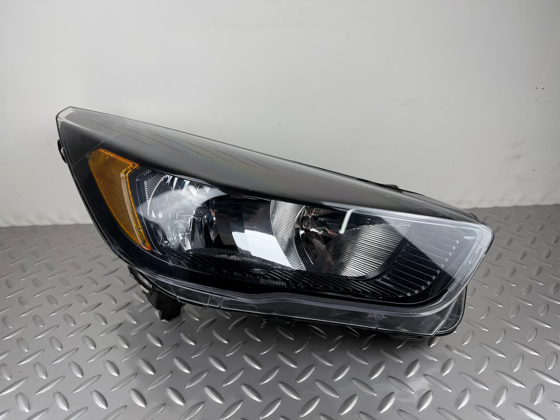 Фара передня права Ford Escape MK3 17-19 рест, галоген, темна - фото 1