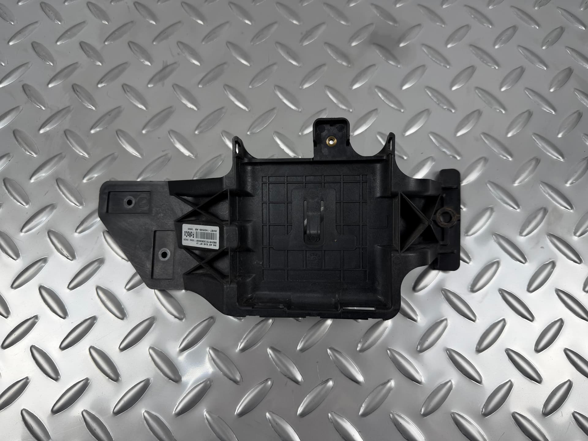 Кріплення датчика сліпих зон ліве Ford Escape MK3 13-16 - фото 1