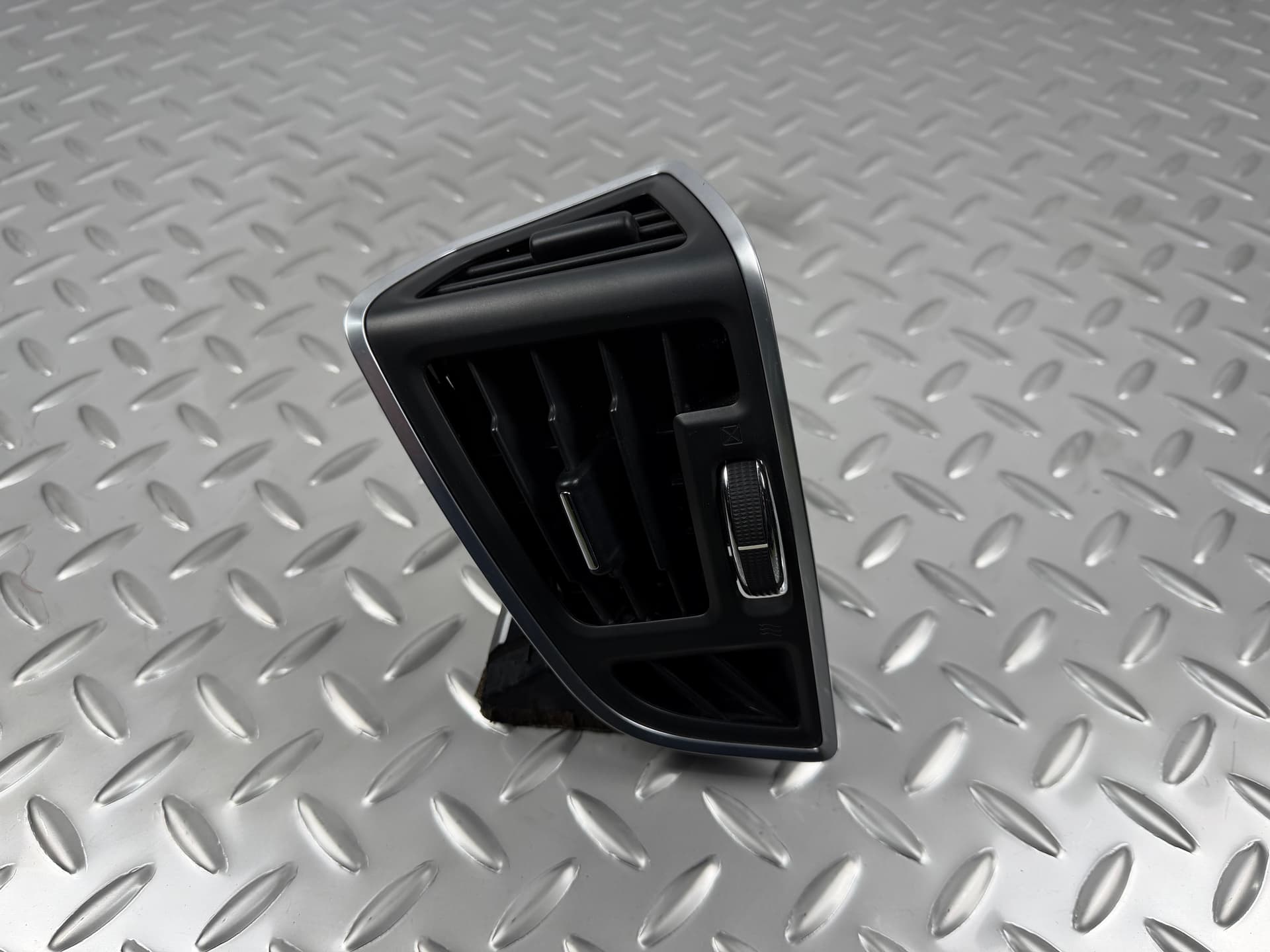 Дефлектор повітропроводу лівий торпеди Ford Escape MK3 13-16 чорний з хром молдингом - фото 1