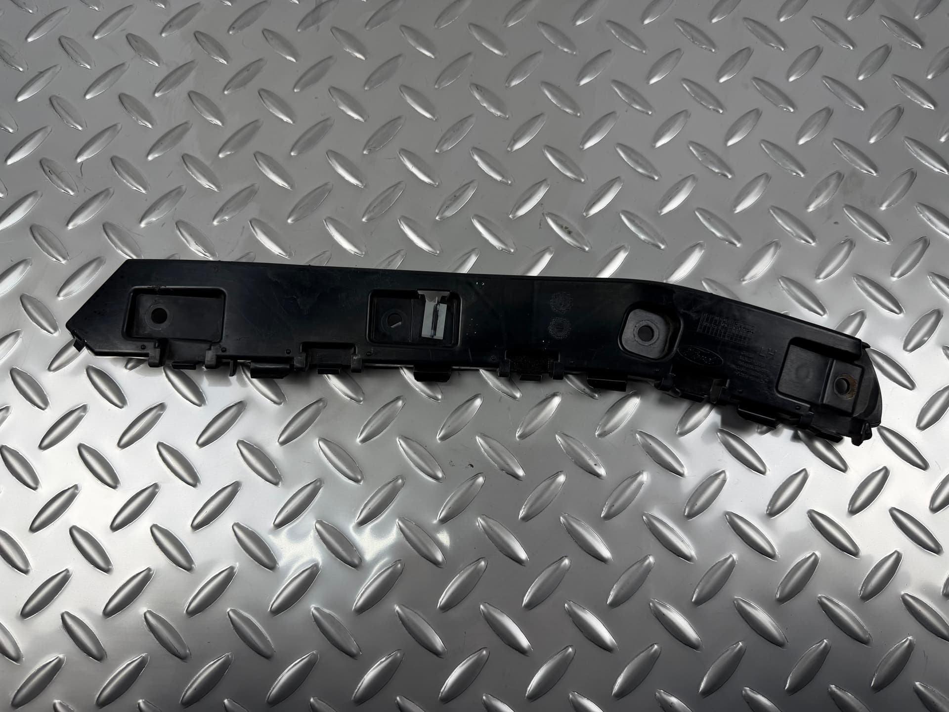 Кріплення заднього бампера ліве Ford Escape MK3 13-16 - фото 1