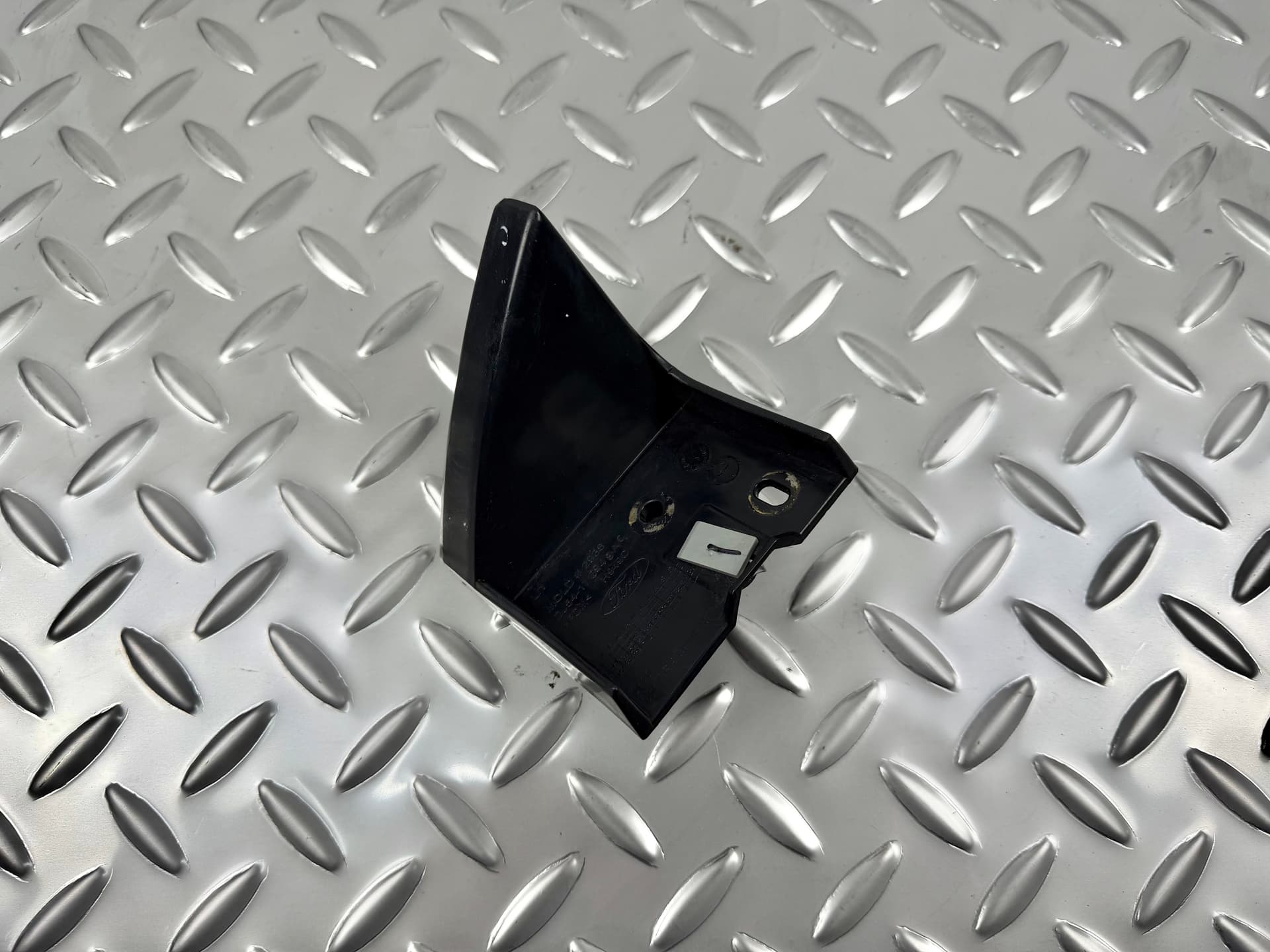 Кріплення заднього бампера під ліхтарем ліве Ford Escape MK3 13-16 - фото 1