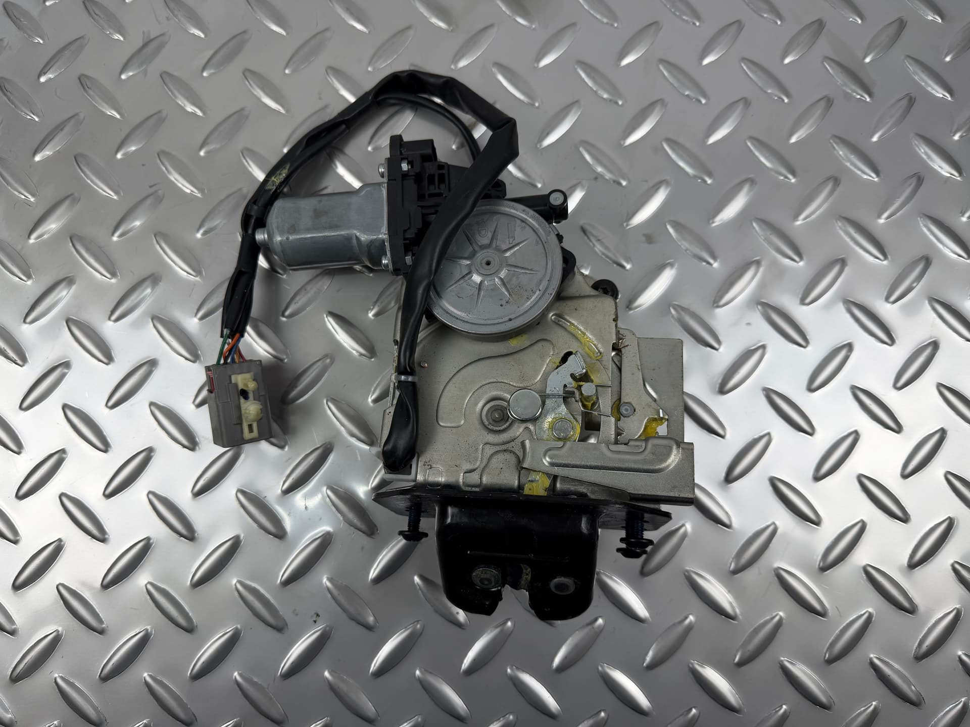 Замок двері багажника Ford Escape MK3 13-16 з доводчиком - фото 1