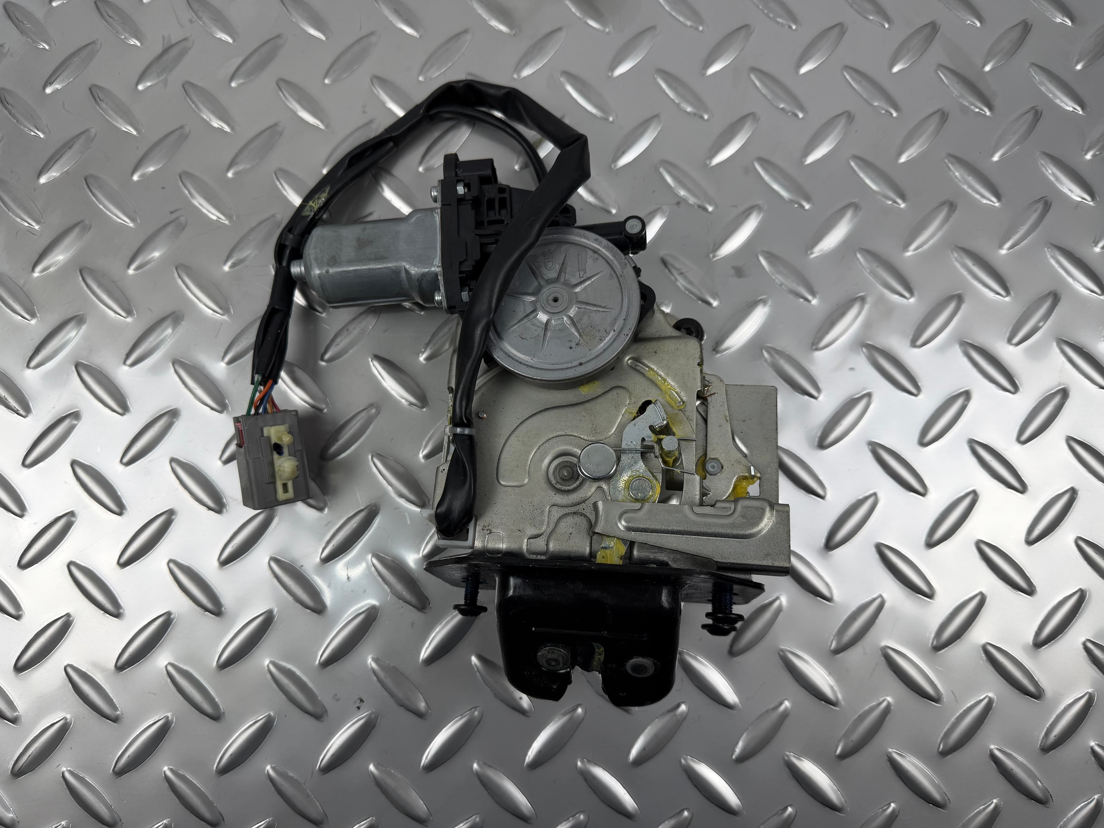 Замок двері багажника Ford Escape MK3 13-16 з доводчиком