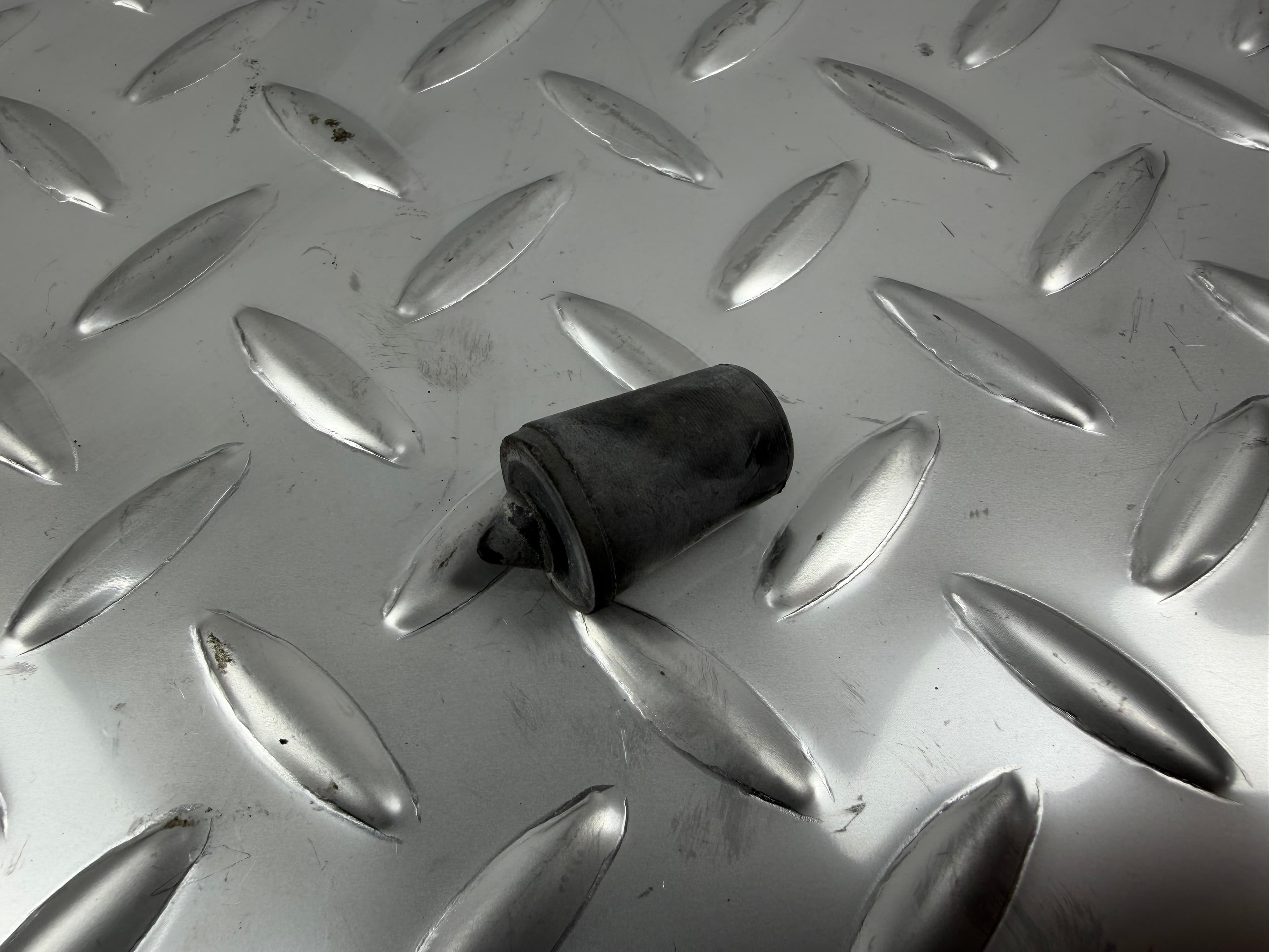 Відбійник капота Ford Escape MK3 13-19 на капоті