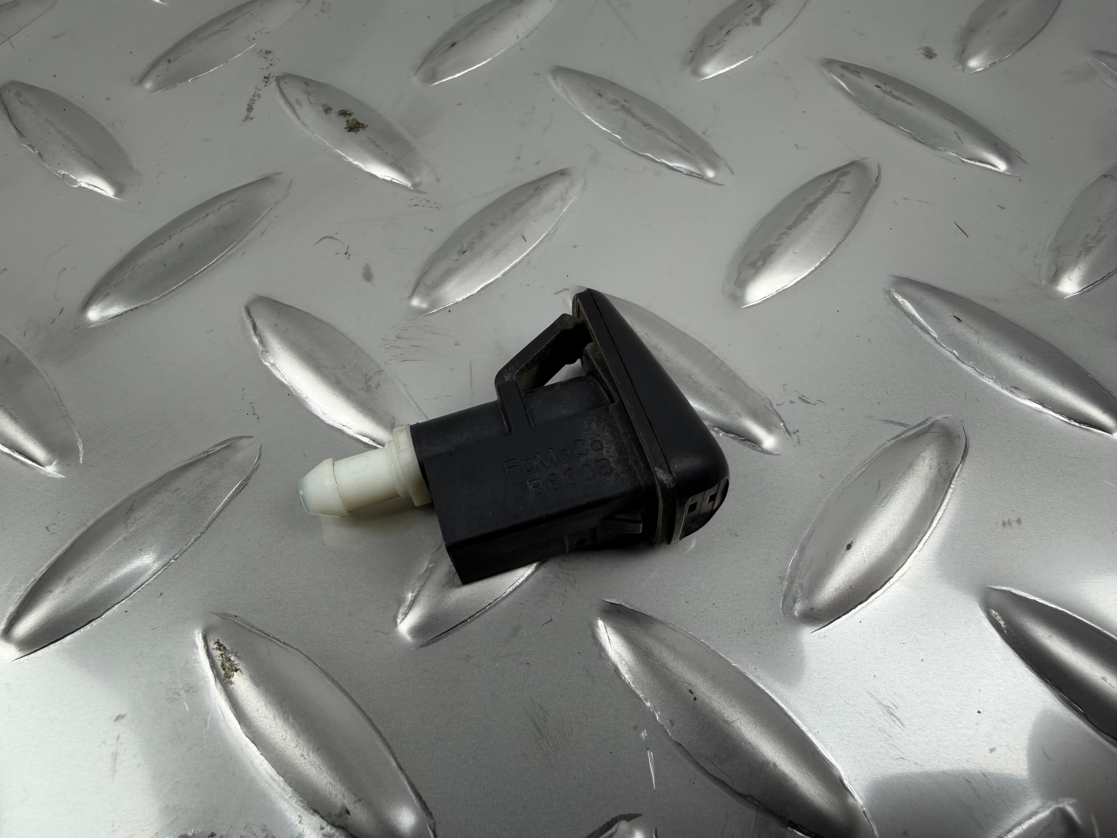 Форсунка омивача лобового скла Ford Escape MK3 13-16