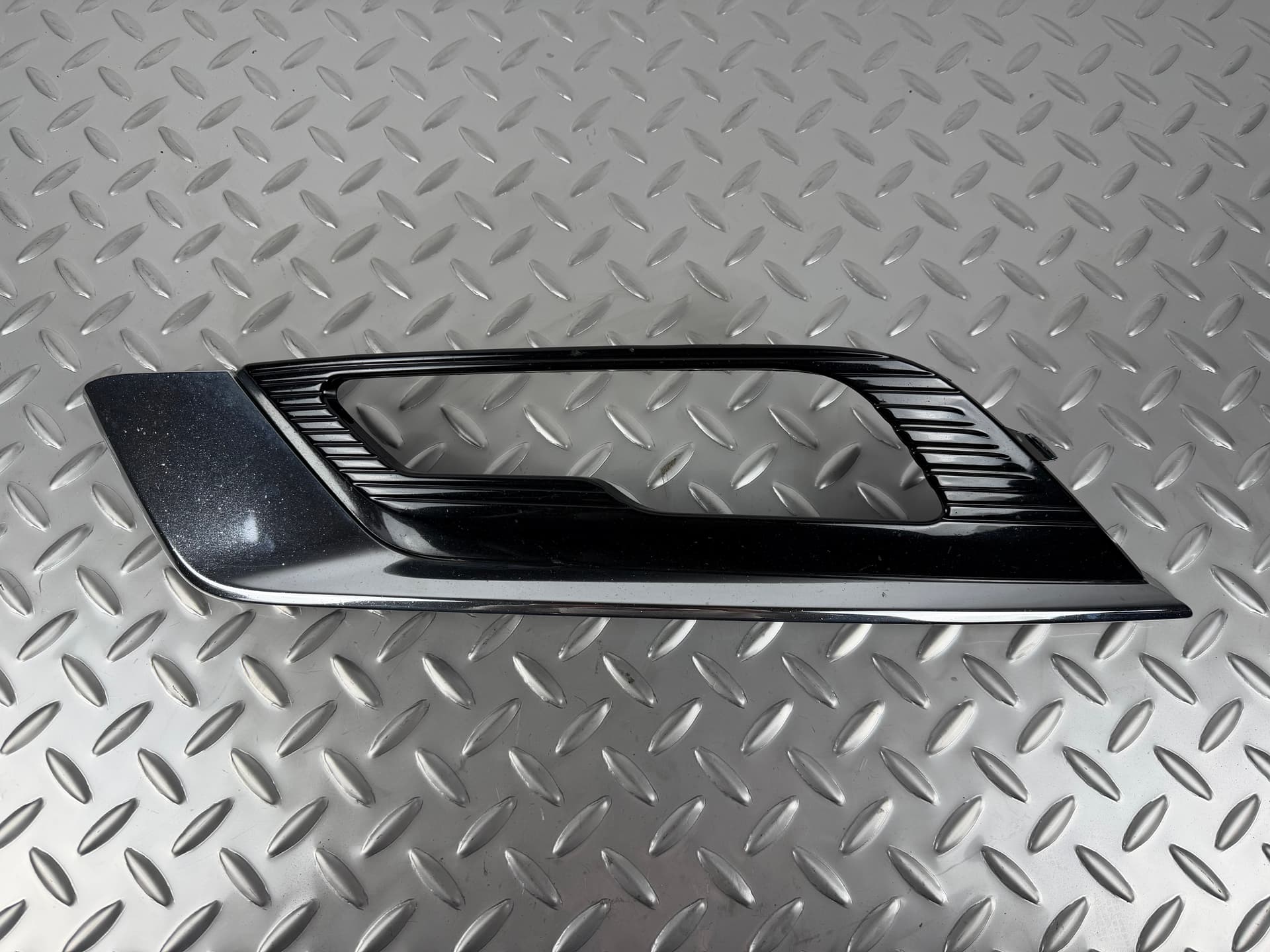 Решітка переднього бампера ліва Ford Fusion mk5 17-18 під птф LED глянець, з хром молдингом - фото 1