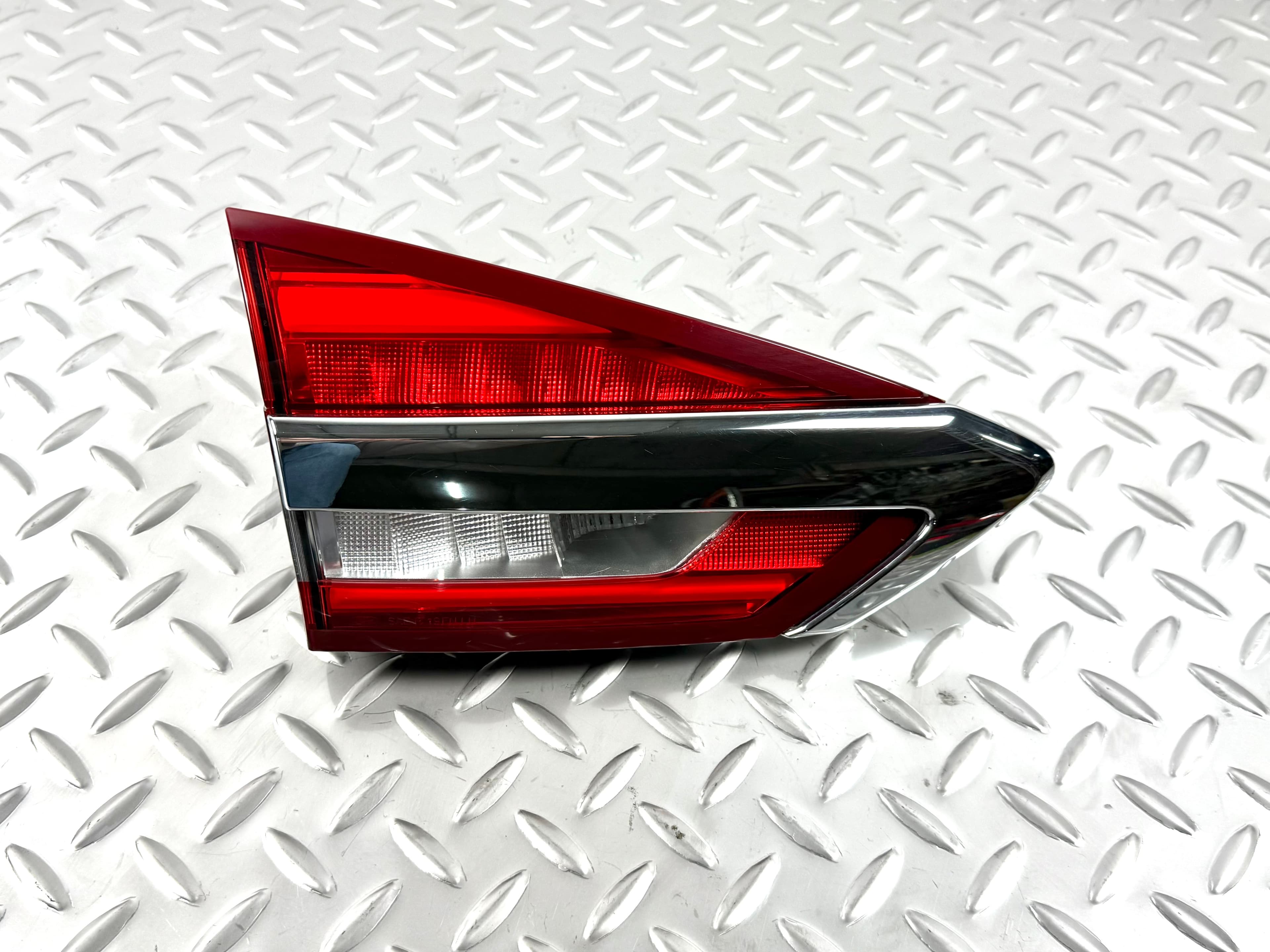 Ліхтар внутрішній кришка багажника лівий Ford Fusion mk5 19-20 галоген з хромом