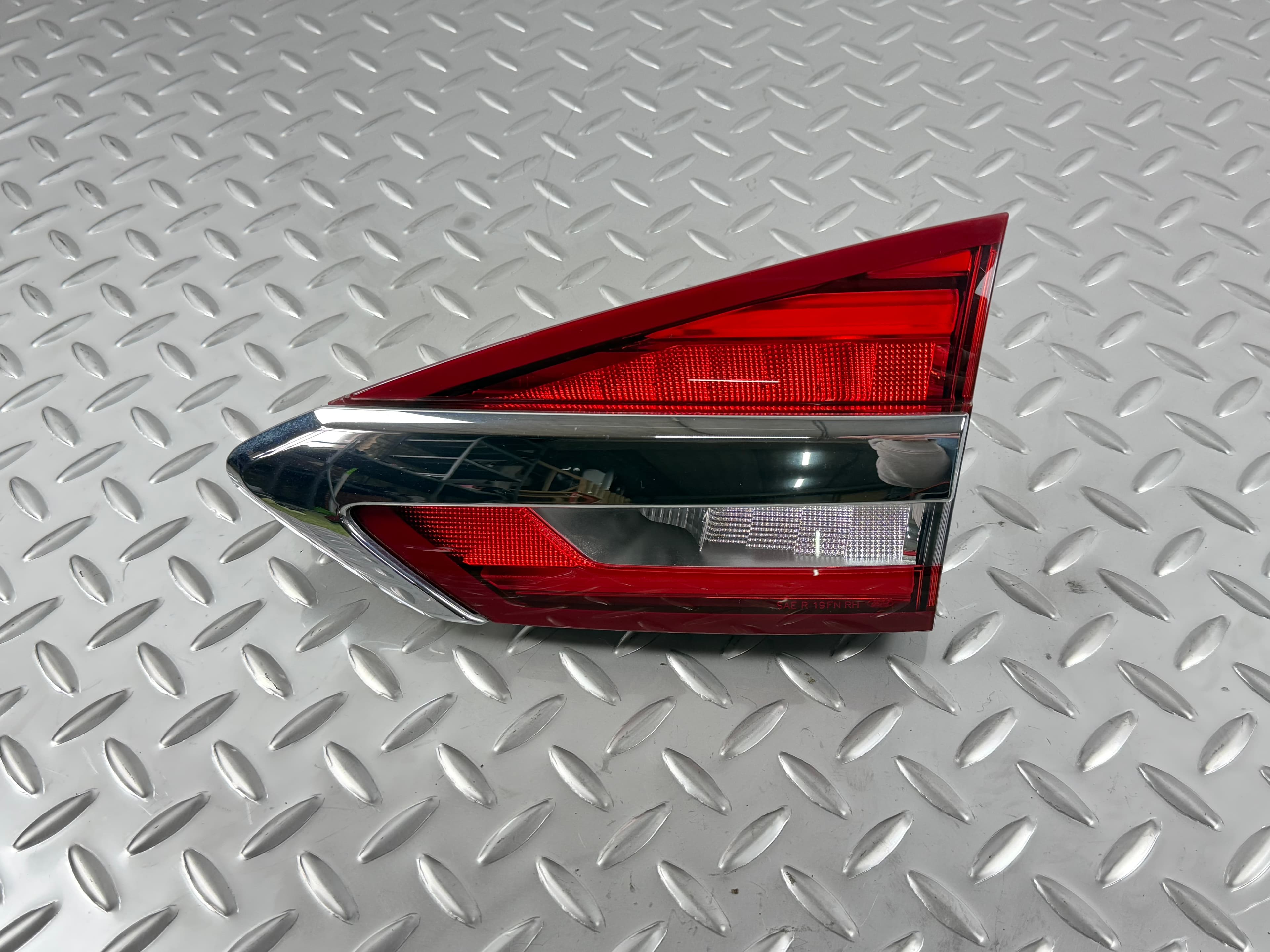 Ліхтар внутрішній кришка багажника правий Ford Fusion mk5 19-20 галоген+LED з хромом