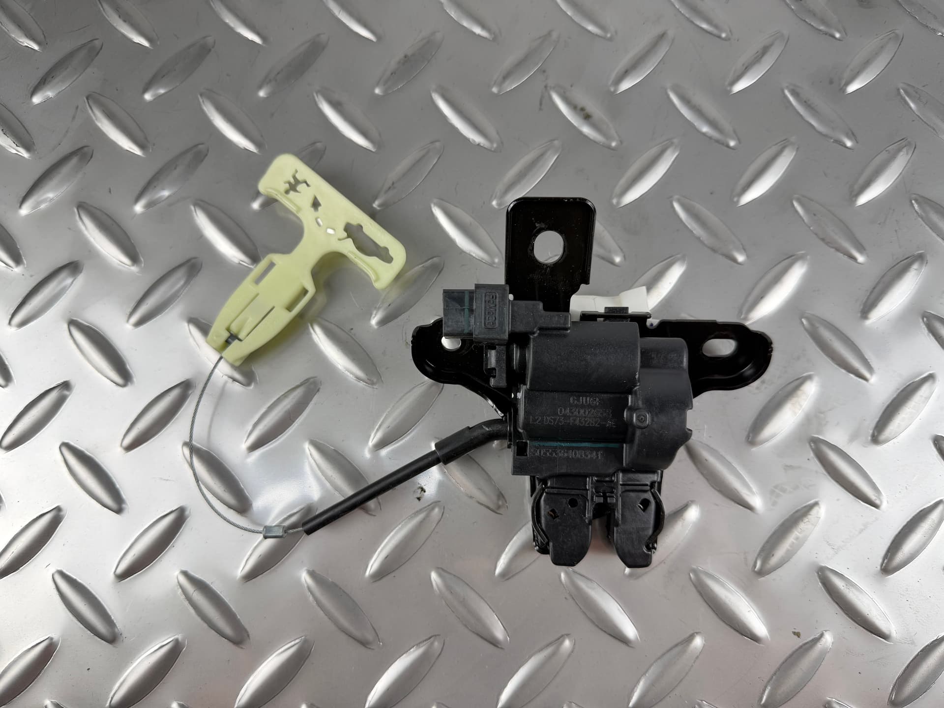 Замок кришки багажника Ford Fusion mk5 13-20 - фото 1