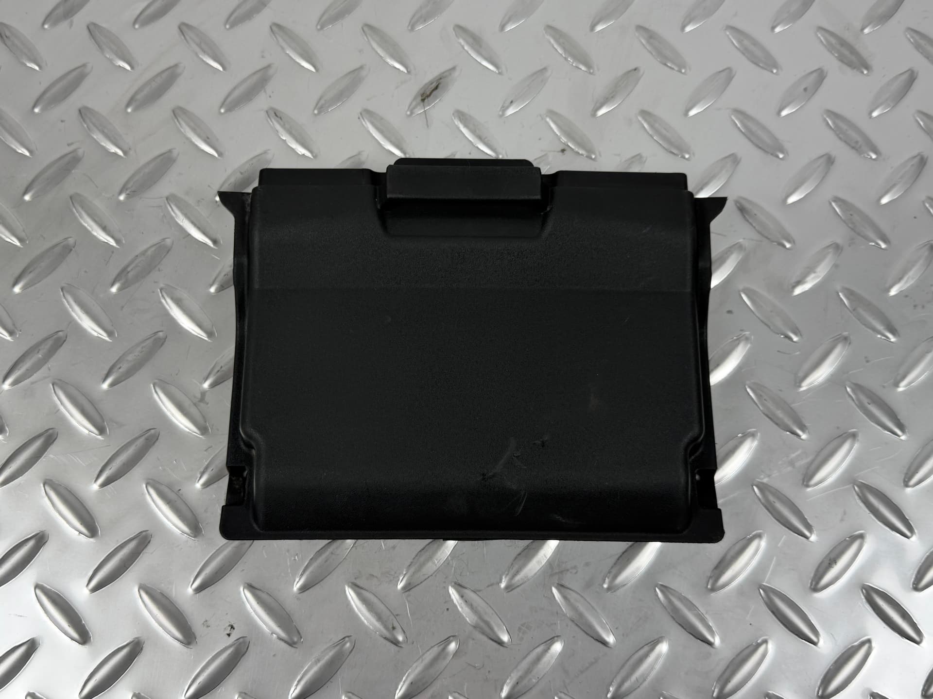 Кришка корпусу АКБ ззаду Ford Escape MK3 13-15 - фото 1