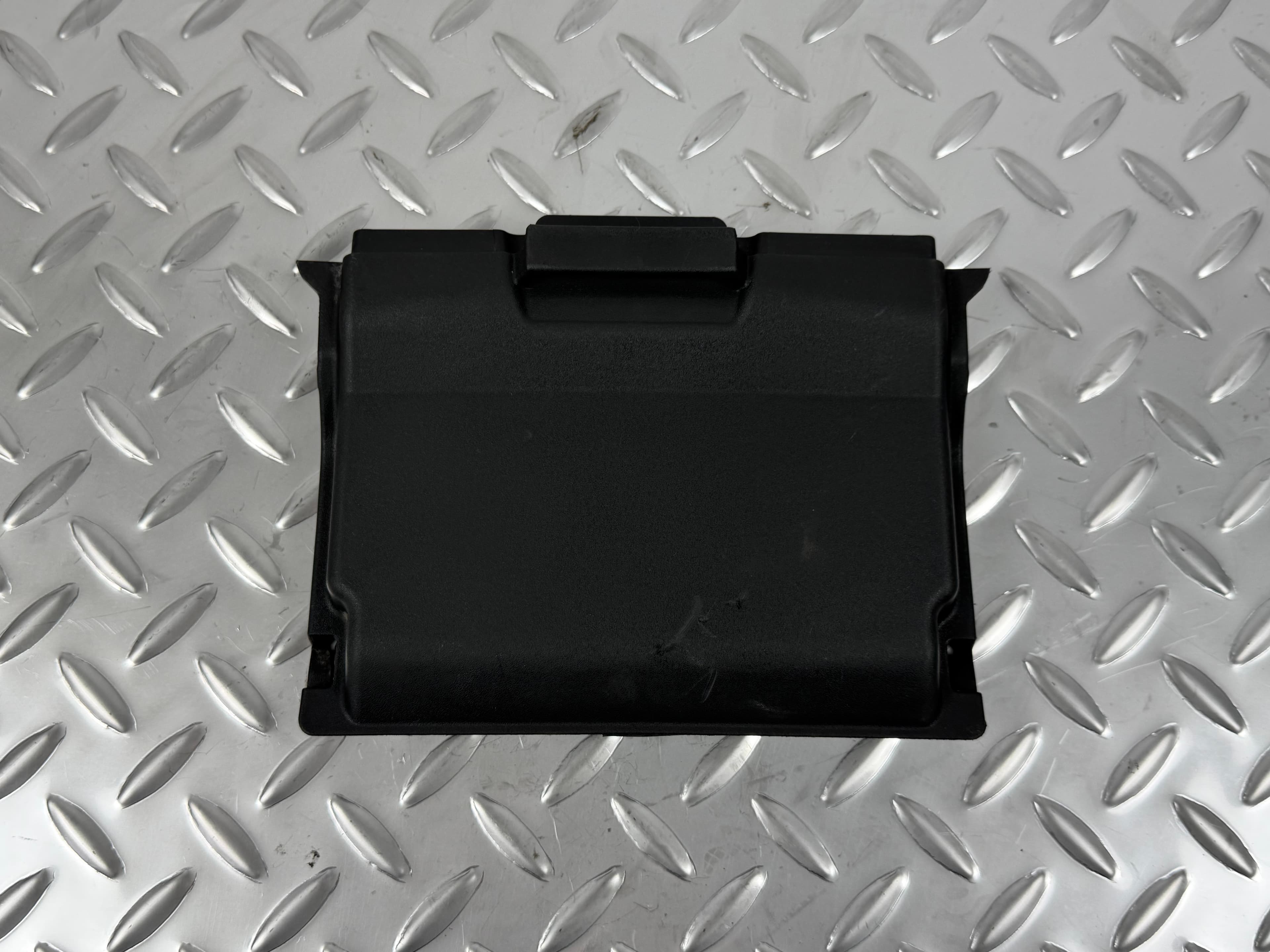 Кришка корпусу АКБ ззаду Ford Escape MK3 13-15