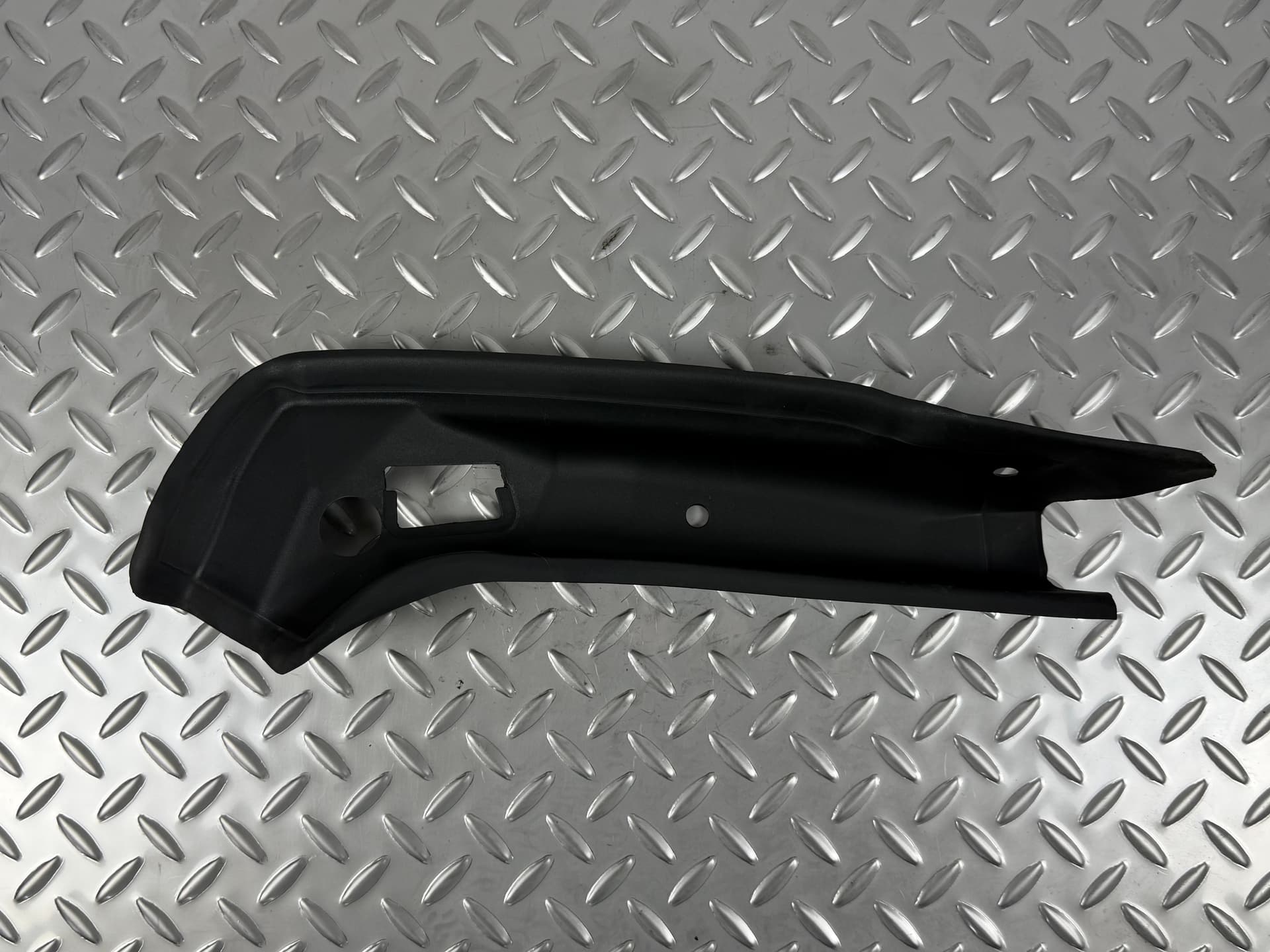 Накладка дверей багажника збоку права Ford Escape MK3 13-19 на кузові - фото 1