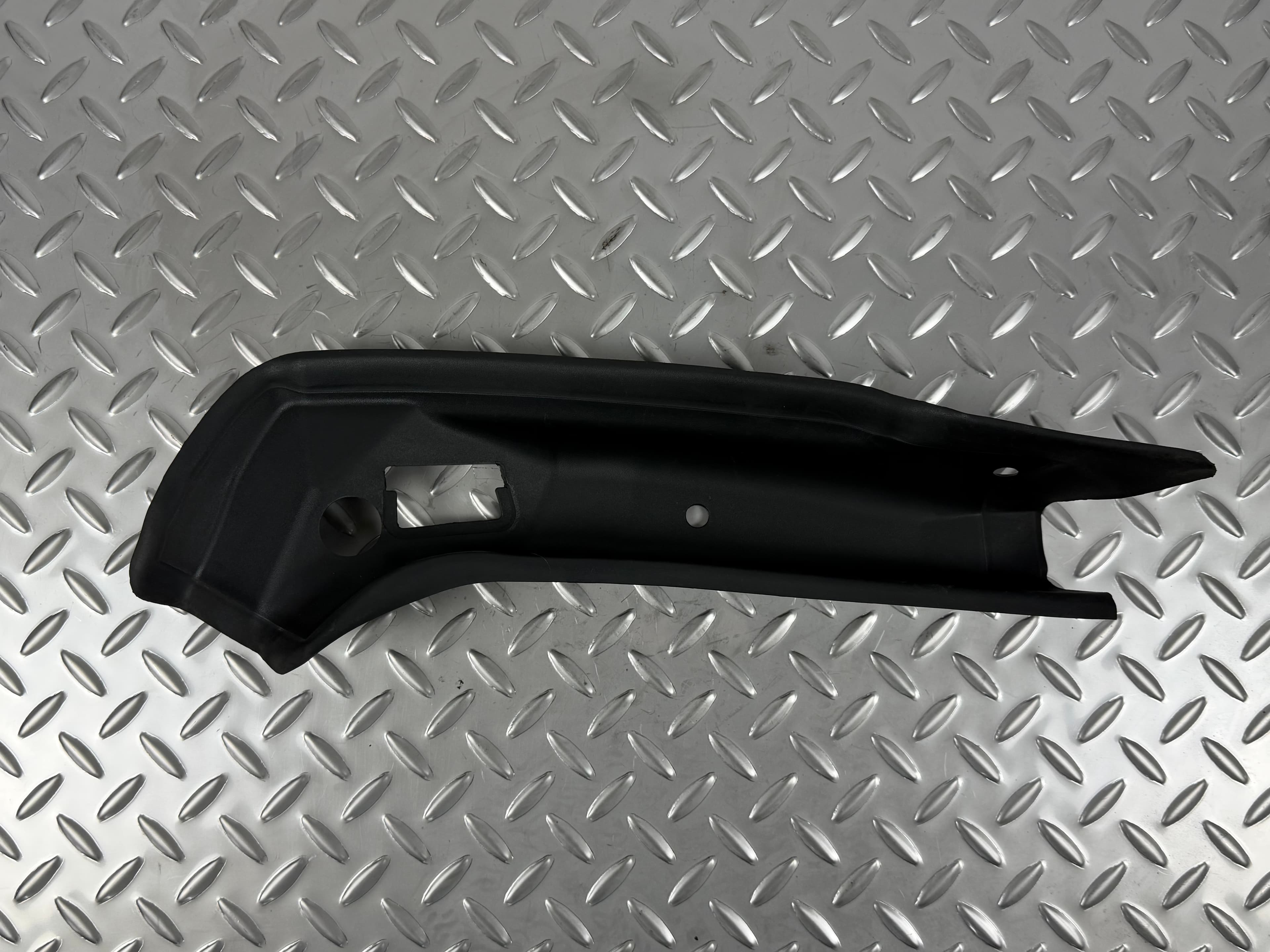 Накладка дверей багажника збоку права Ford Escape MK3 13-19 на кузові