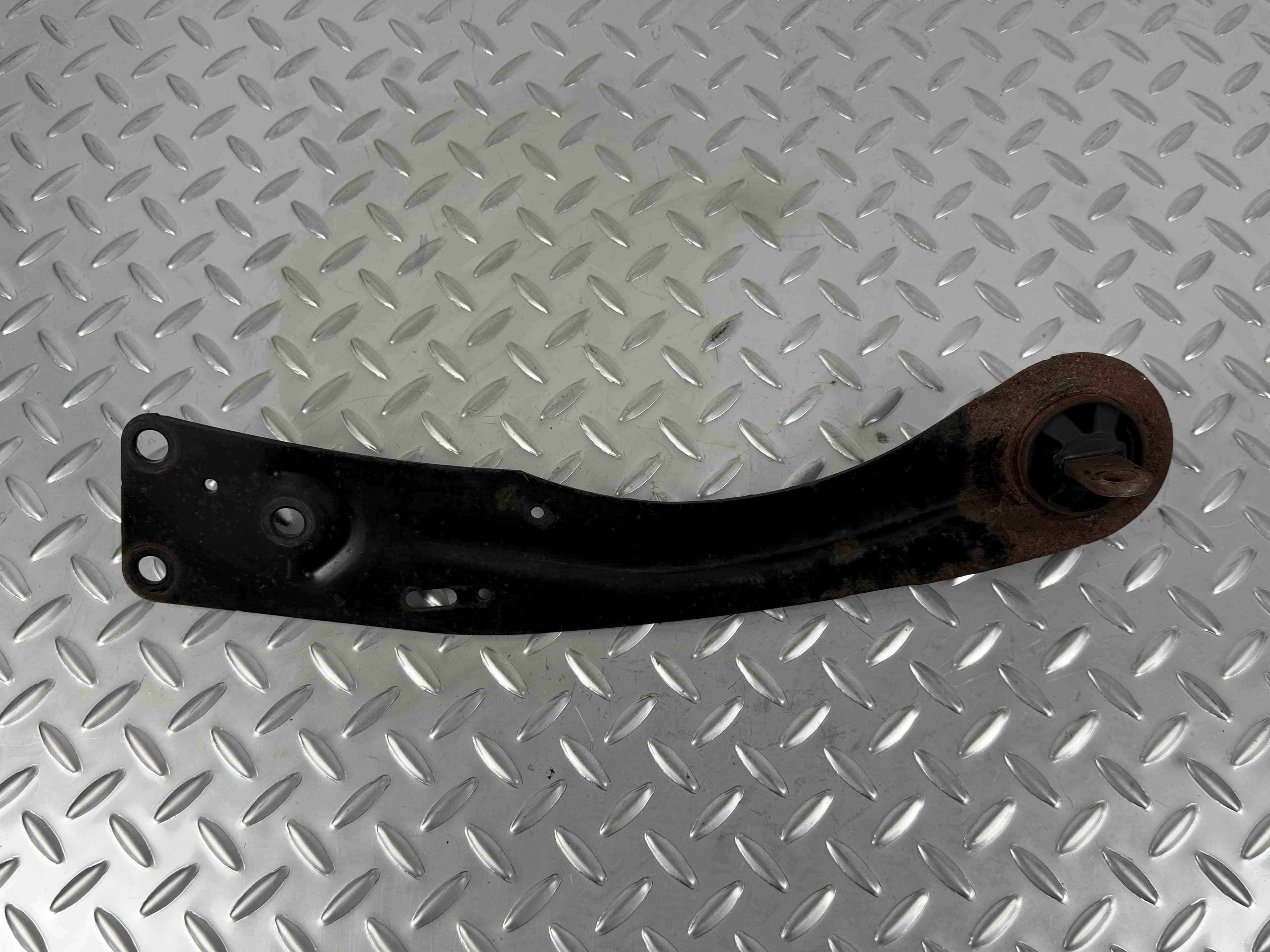 Важіль задній лівий Ford Escape MK3 13-19 цілі сайлентблоки, іржавий