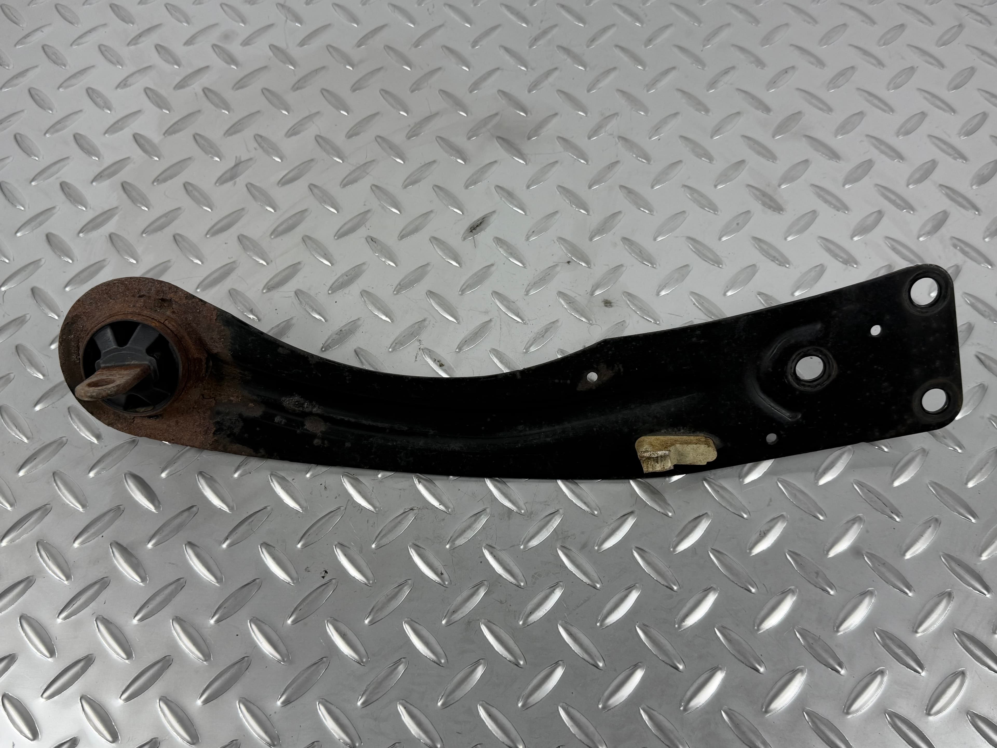 Важіль задній правий Ford Escape MK3 13-19 цілі сайлентблоки, іржавий