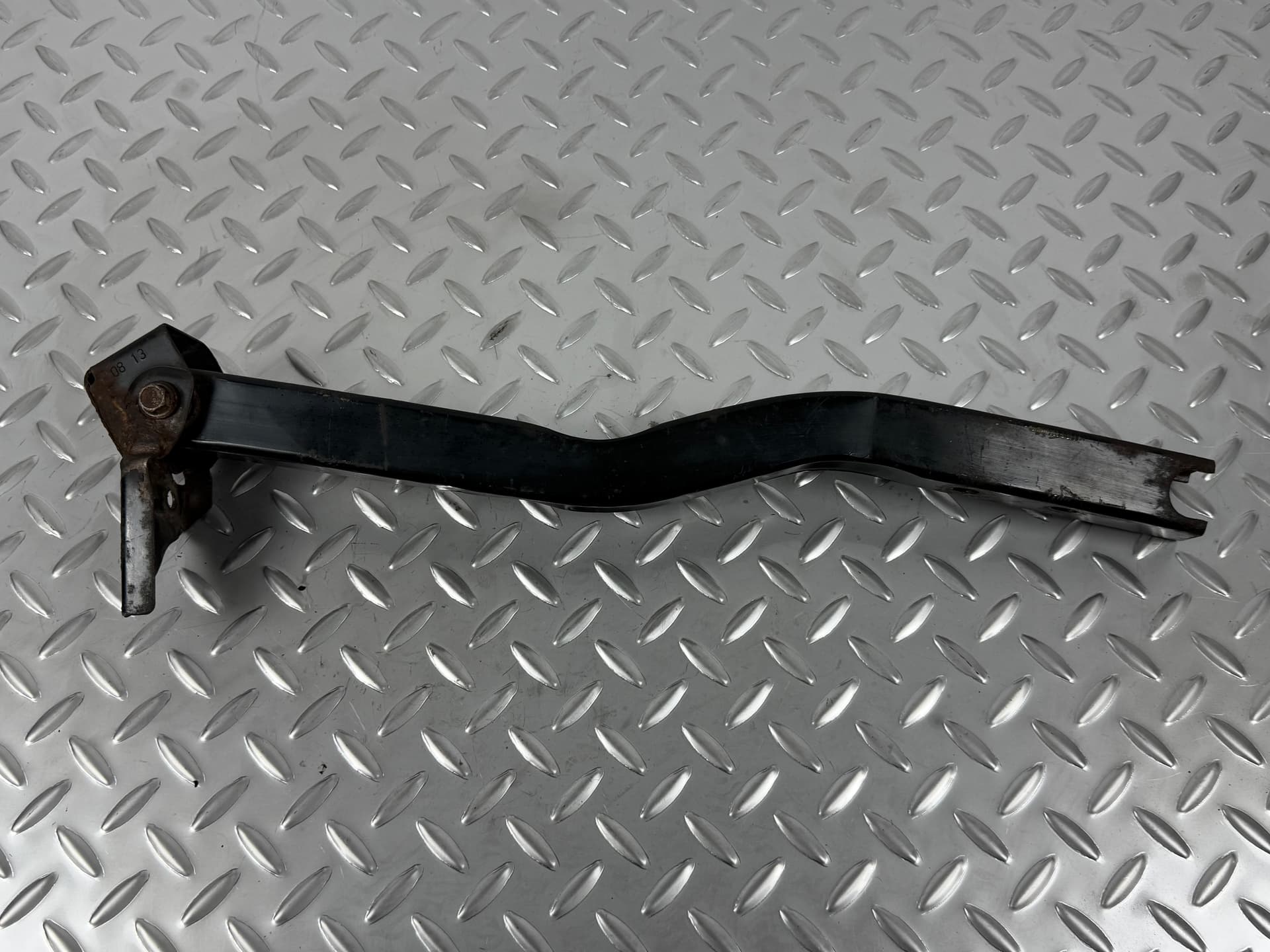 Підсилювач переднього підрамника правий Ford Escape MK3 13-19 з кронштейном - фото 1